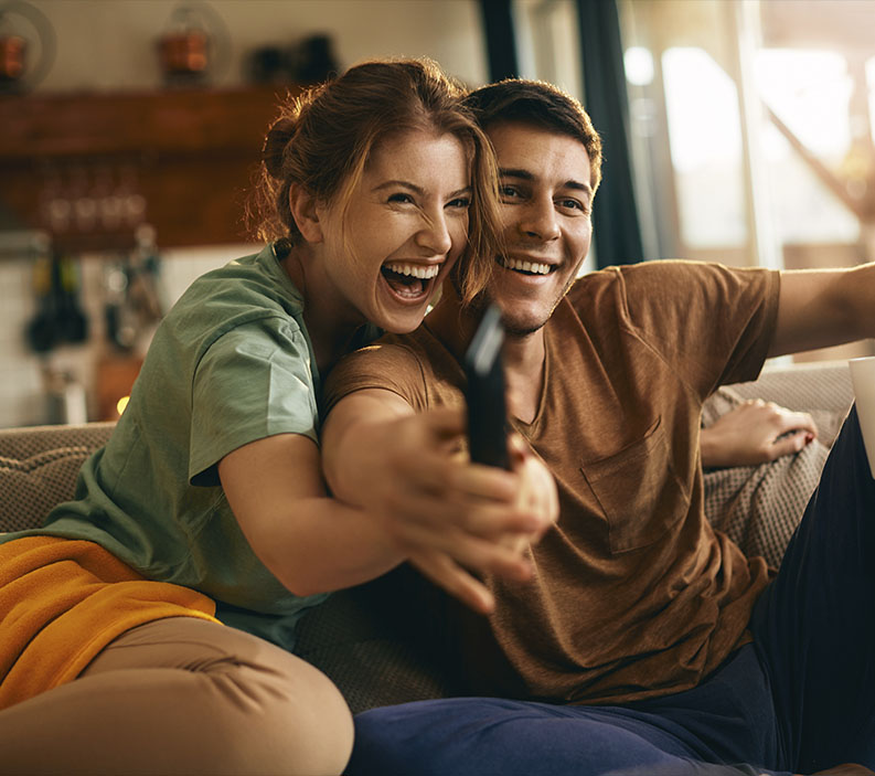 casal-feliz-vendo-tv-mobile