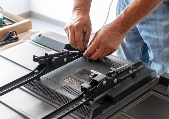 imagem-assistencia-tendo-quetirar-tv-para-comecar-trabalho